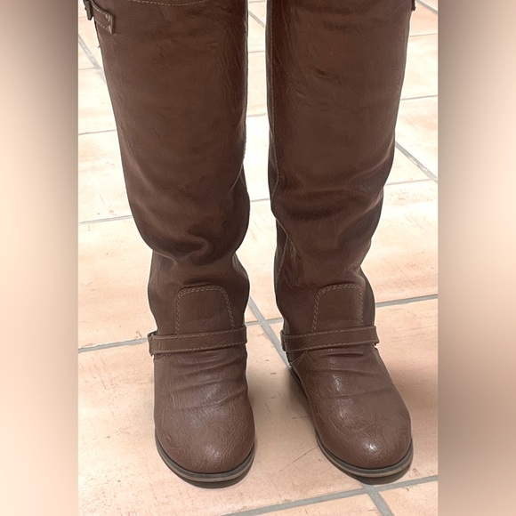 Breckell’s double-buckle riding knee boots with red contrast zipper. - Picture 3 of 5